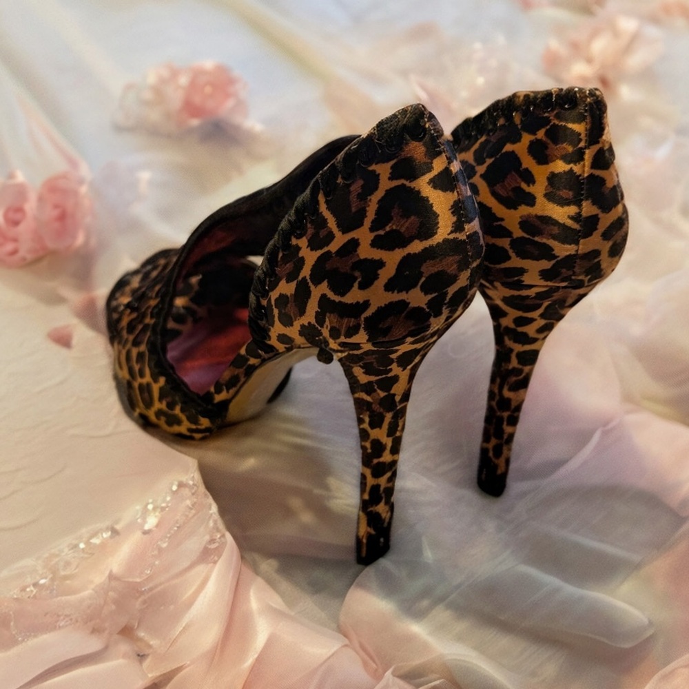 Betsey Johnson Women’s
Leopard Print Heels
Size 6.5 - Picture 2 of 5